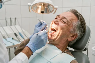 Dentiste examinant la cavité buccale d'un patient adulte pour détecter des lésions précancéreuses de la bouche